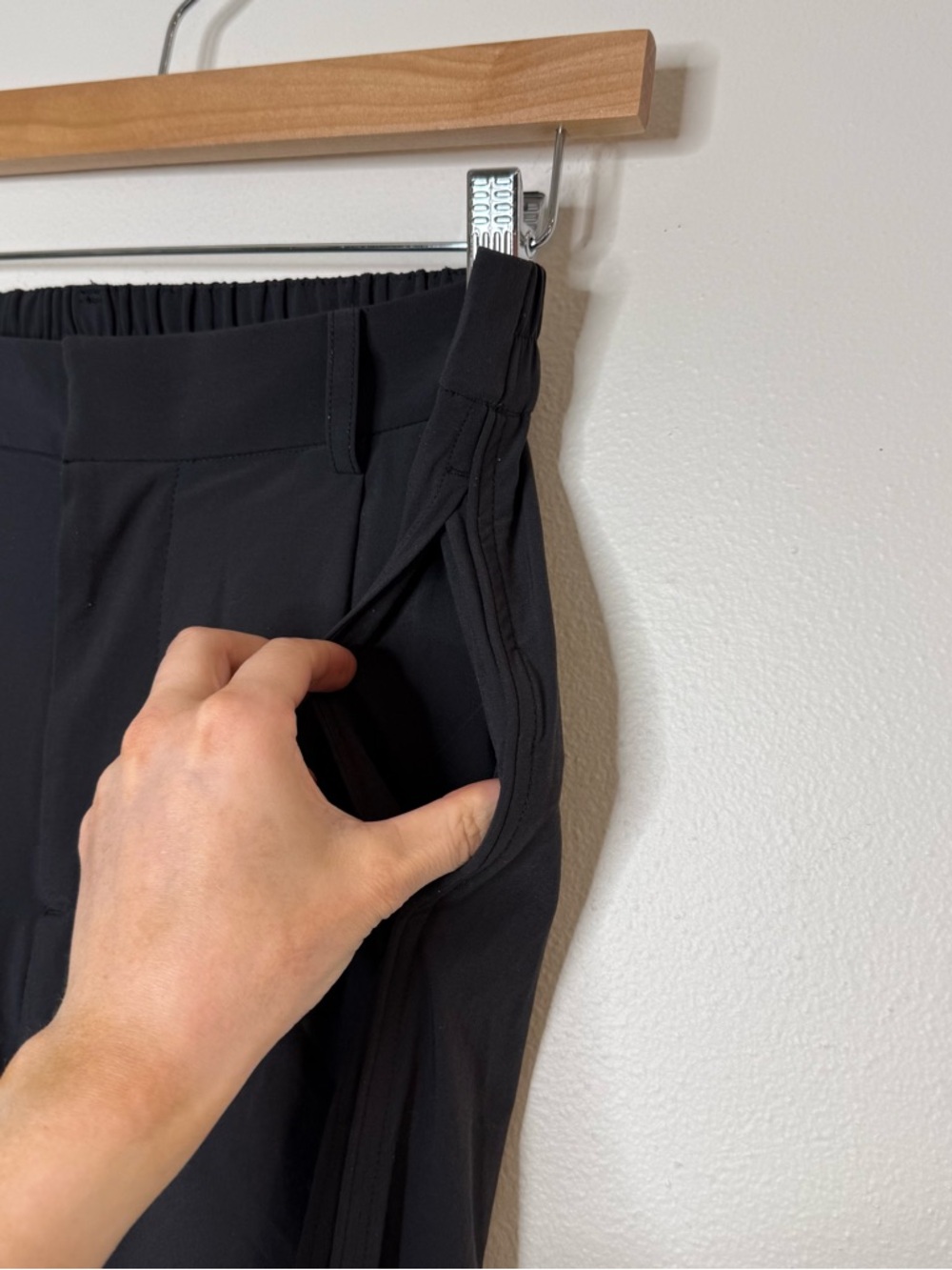 Vuori Villa Trouser in black size medium inseam 33” - Picture 4 of 14